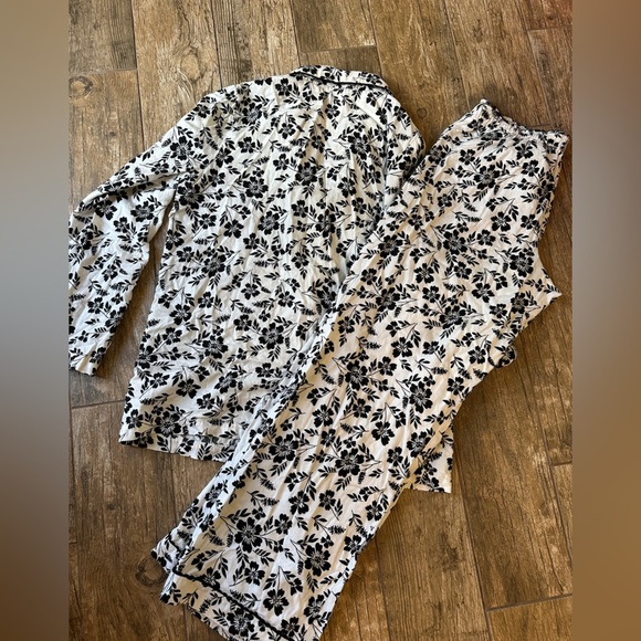 VICTORIA'S SECRET Women's Medium floral Black White PJs pajama set - Picture 2 of 6